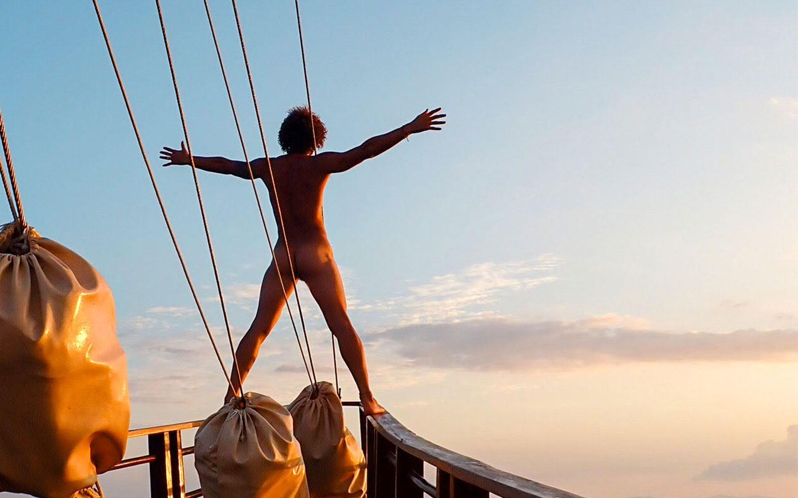 The Deluxe Naked Komodo Sail